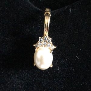 Pendant clip on to necklace